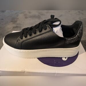 NIB Joy Genuine Leather Sneaker